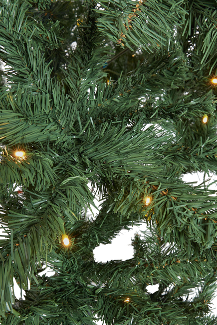 شجرة كريسماس سبيتسبيرجين مضاءة